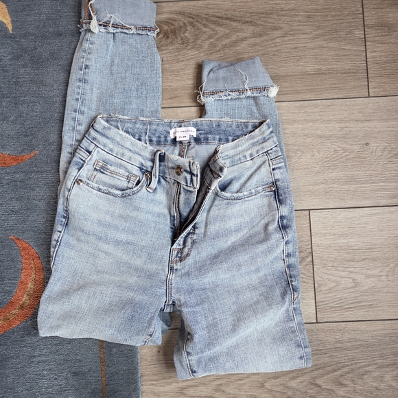 Good American Denim - Good American Light Wash Cropped Jeans